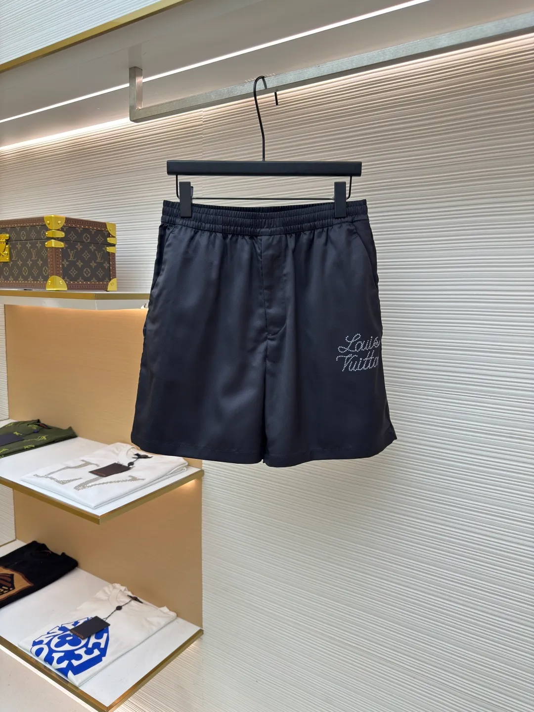 LOUIS VUITTON Floral Print Letter Nigo Mulberry Silk Shorts ●Authentic product: Purchased and developed for 12900 ●Item number: 1680657-A65 ●Fabric: mulberry silk fabric ●Technology: Printing ●Version: Fitted version ●Weight: about 220 grams ●Size: Continuing Nigo's admiration for Japanese workwear aesthetics. The embellishment of pearlescent dots echoes the cherry blossom-inspired camouflage of the Sakura Damoflage pattern in the series. The printing adopts direct injection process. Custom woven and dyed, no color difference from the original. The ingenious craftsmanship is perfectly restored, the three standards are complete, and the accessories are customized. The overall wiring is straight and delicate, the fabric is comfortable and soft, and the color is consistent without color difference. It can be matched with the same style to create a fashionable look and control various occasions. Customized accessories, complete with three standards, same style for men and women!